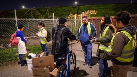 Voluntarios cuentan a las personas que viven en la calle en Lowell, Fresno.