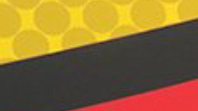 "Bahama Mama"y su hermana sostienen su premio de lotería.