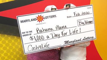 "Bahama Mama"y su hermana sostienen su premio de lotería.