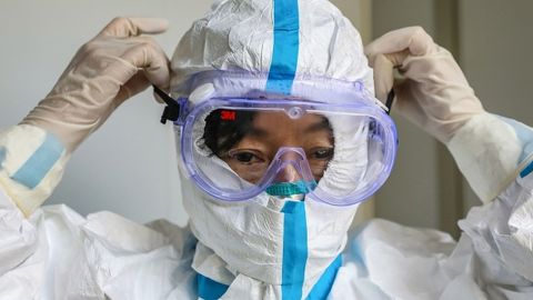 El personal sanitario no puede comer, descansar o usar los baños durante sus turnos de 10 horas. (Imagen genérica).