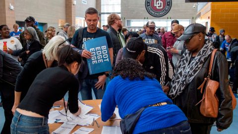 Los asistentes al caucus de Nevada se registran antes de ir a su ubicación asignada para emitir sus votos.