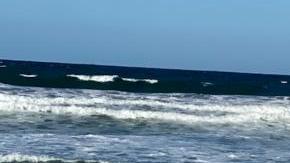 Dos de los ocupantes de la lancha se lanzaron al mar para tratar de nadar hasta la orilla.