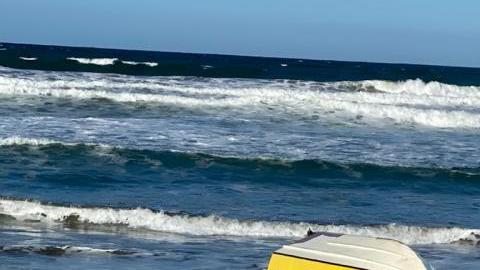 Dos de los ocupantes de la lancha se lanzaron al mar para tratar de nadar hasta la orilla.