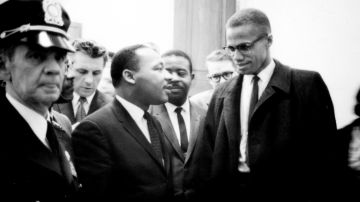 Martin Luther King y Malcolm X esperan para una conferencia de prensa el 26 de marzo de 1964.