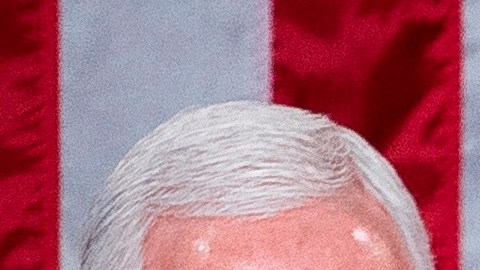 La demócrata rompió sus copias del discurso cuando Trump terminó.