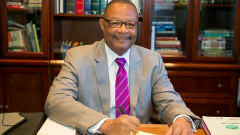 El asambleísta Reggie Jones Sawyer Sr