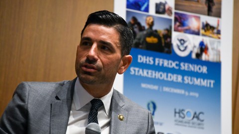 Wolf asegura que no hay otros países tratando de intervenir en la democracia de EEUU.