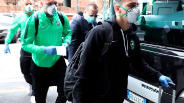 Los integrantes del Ludogorets llegaron a Milán con guantes y máscaras.