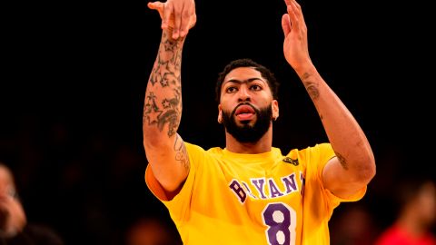 Anthony Davis se tatuó una mamba negra en el muslo derecho.