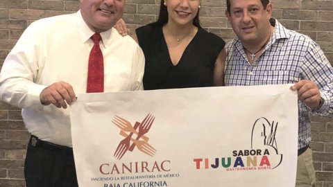Miguel Ángel Badiola (i), presidente de CANIRAC, Paola Franco Robles, directora y el chef Rodrigo Martínez. (Facebook)