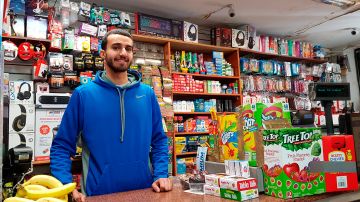 Ahmed Alwan trabaja en el supermercado de su familia, en Nueva York.