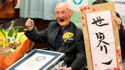 Chitetsu Watanabe recibiendo su Récord Guinness.