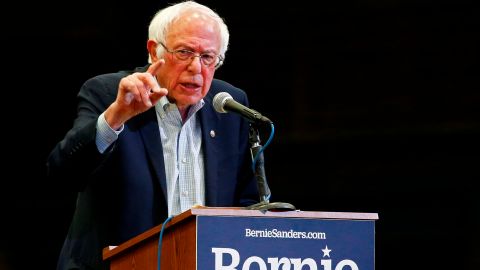 Mesquite (United States), 13/02/2020.- Democratic presidential candidate Senator Bernie Sanders (R) speaks to supporters during a campaign a rally inside the Mesquite Rodeo in Mesquite, Texas, USA, 14 February 2020. (Elecciones, Estados Unidos) EFE/EPA/LARRY W. SMITH