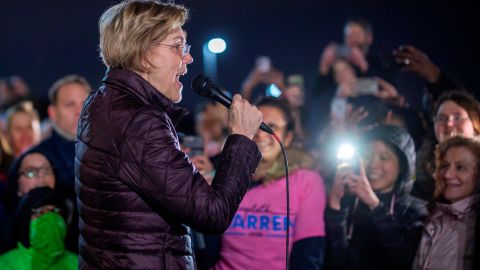 Arlington (United States), 14/02/2020.- Democratic Senator from Massachusetts and US presidential candidate Elizabeth Warren speaks to an overflow crowd outside her campaign event at Wakefield High School in Arlington, Virginia, USA, 13 February 2020. Warren finished in fourth place in the recent New Hampshire primary and is now focusing on Super Tuesday states. (Elecciones, Estados Unidos) EFE/EPA/ERIK S. LESSER