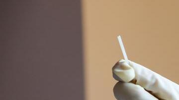 Un trabajador de salud recolecta biomaterial de pacientes sospechosos de coronavirus.