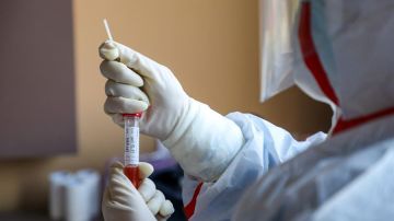 Un trabajador de salud recolecta biomaterial de pacientes sospechosos de coronavirus.