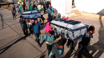 El funeral de cinco de los diez integrantes de un grupo musical que fueron muertos en Guerrero.
