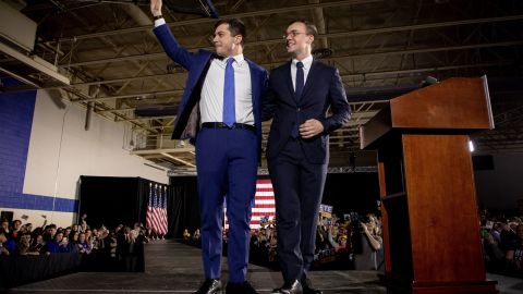 Pete Buttigieg y su esposo Chasten en Iowa.