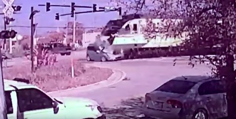 Momento en el que un tren de Brightline impacta contra el vehículo en Pompano Beach.
