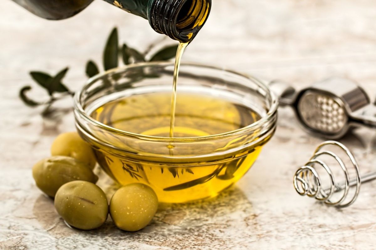 El aceite de oliva tiene efectos comprobados de reducción de riesgo de enfermedades cardiovasculares y ha favorecido la pérdida de peso al sustituir grasas saturadas.