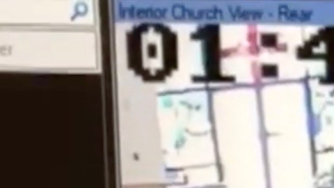 Momento en el que Thomas Eisel agrede al clérigo en la iglesia de Pompano Beach.