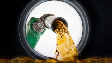 Llenas en exceso el tanque de gasolina podría representar una pérdida para tu economía