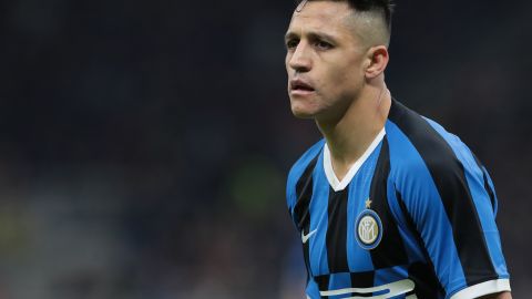 Alexis Sanchez sale con modelo nueve años menor que él