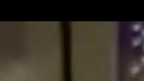 Captura del video de seguridad en el que se ve al hombre abusando de su mascota.