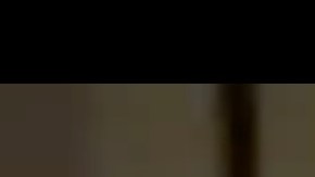 Captura del video de seguridad en el que se ve al hombre abusando de su mascota.