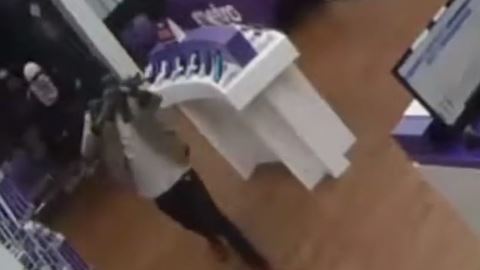 El sospechoso que carga el rifle de asalto.