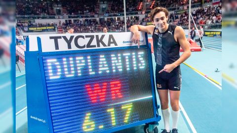 Duplantis mejoró en un centímetro la anterior plusmarca universal.