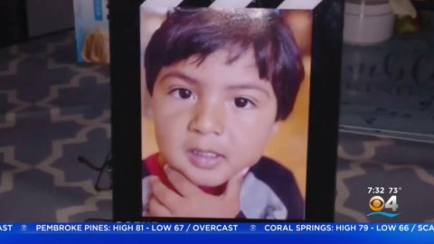 El bebé, de 3 años, estaba con su madre que vendía rosas y flores para el día de San Valentín.