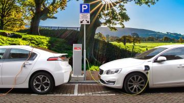 España apuesta por la movilidad eléctrica en los autos y activa el Plan MOVES 2020.