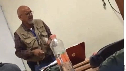 El video con el que fue exhibido el docente fue publicado en redes sociales por estudiantes.