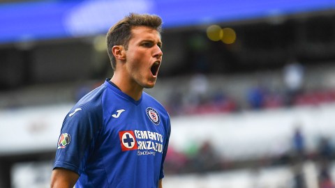 Santiago Giménez celebra su gol ante el Pachuca en el Estadio Azteca.