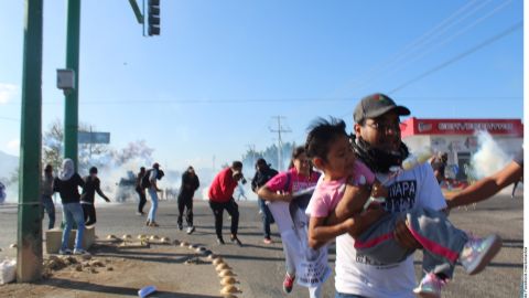 Desalojan a los padres de los 43 desaparecidos de Ayotzinapa.