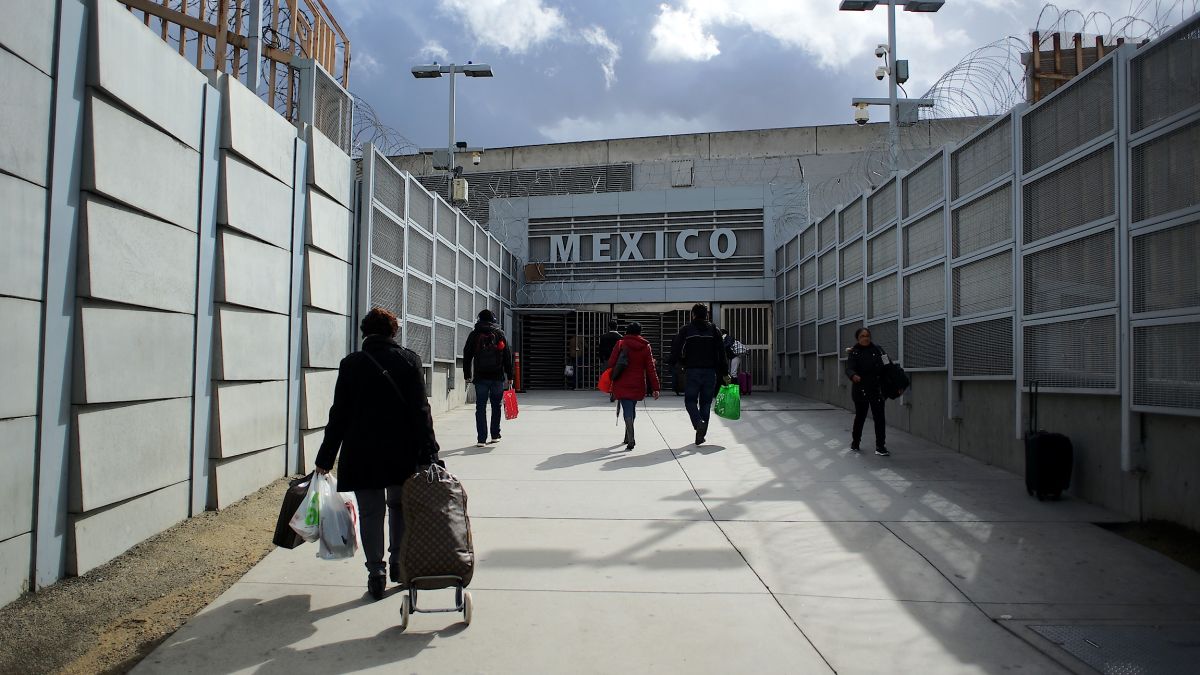 Miles de personas viven en Tijuana, pero trabajan o van a la escuela en EEUU.