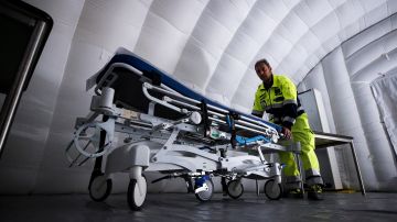 Rome (Italy), 25/02/2020.- Emergency forces install an air dome equipped with medical supplies at Spallanzani hospital in case the number of people suffering from COVID-19 coronavirus increases, in Rome, Italy, 25 February 2020. (Italia, Roma) EFE/EPA/ANGELO CARCONI