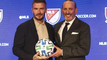 Beckham (izq.), con el comisionado de la MLS, Don Garber.
