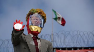 Protesta en la frontera. Queman imagen del presidente de EEUU.