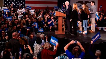 Varios candidatos, entre ellos Bernie Sanders, salieron a dar un discurso triunfalista.