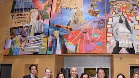 El pintor Manuel Benítez Espinoza (c) junto a la supervisora Hilda Solís y otros funcionarios. (Suministrada)