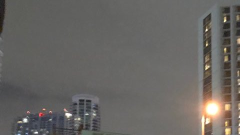 Por el puente levadizo de Brickell pasan, diariamente, miles de personas.
