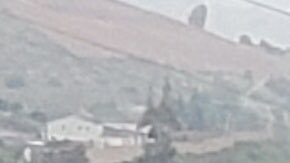 Bomberos en escena donde se volcó el autobús en San Diego.