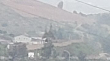 Bomberos en escena donde se volcó el autobús en San Diego.