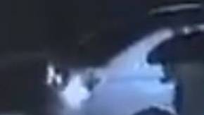 Los estudiantes captados antes de abordar un Uber.