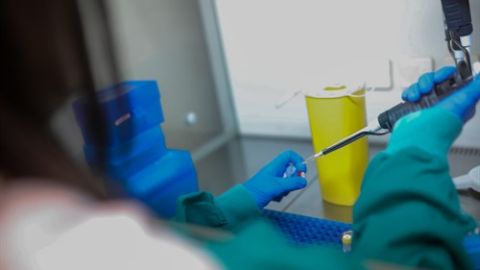 Una trabajadora en el Centro Nacional de Microbiologíav