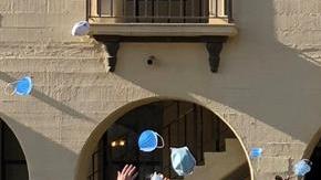 Fotografía cedida por el Riverside University Health System (RUHS) donde se muestran algunos de los estadounidenses evacuados de Wuhan (China) mientras saludan para abandonar la base militar March Air Reserve Base en Riverside.