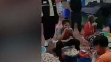 El controvertido video fue filmado por los funcionarios de higiene del consejo local.