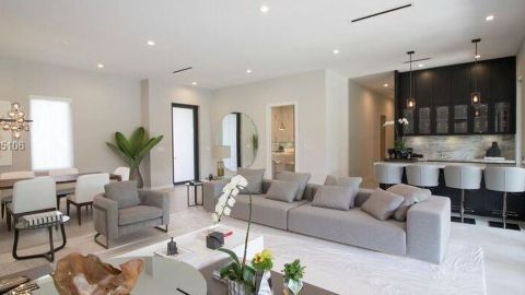 La sala de estar de la casa en Miami.